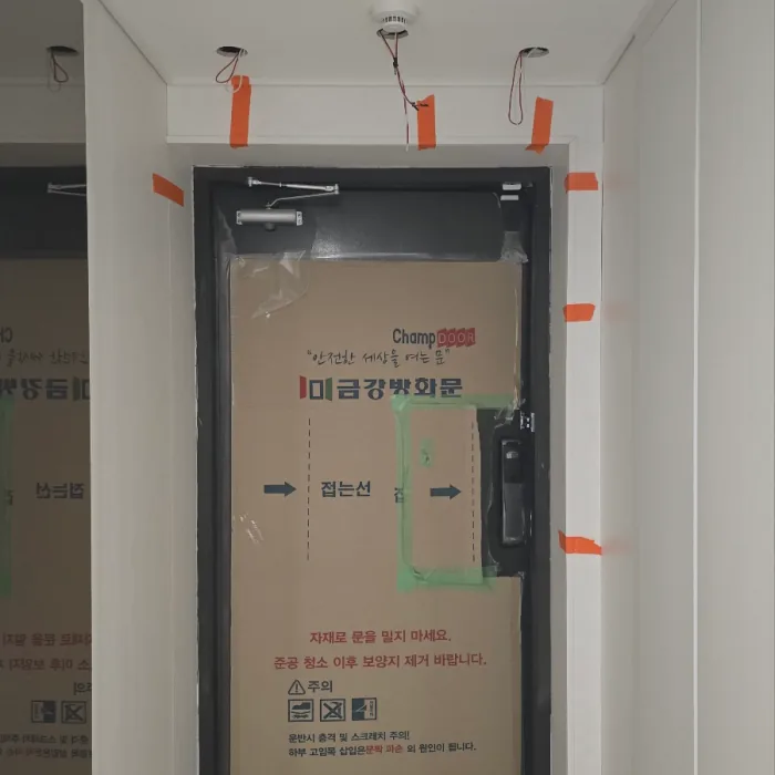 현관 중문과 조명 시공 전, 전체 구조만 잡힌 현관 공간입니다.