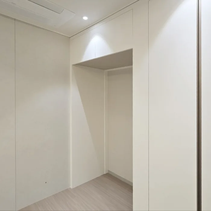 수납과 가전 배치를 고려한 구조로 실용성과 디자인을 모두 살린 주방입니다.