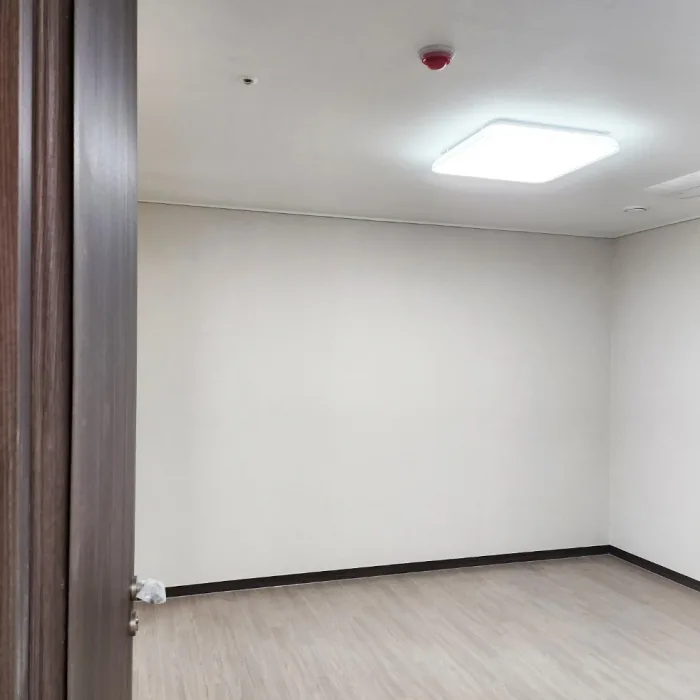 밝은 바닥과 심플한 벽면 구성으로 다양한 가구 배치가 가능한 깔끔한 방입니다.