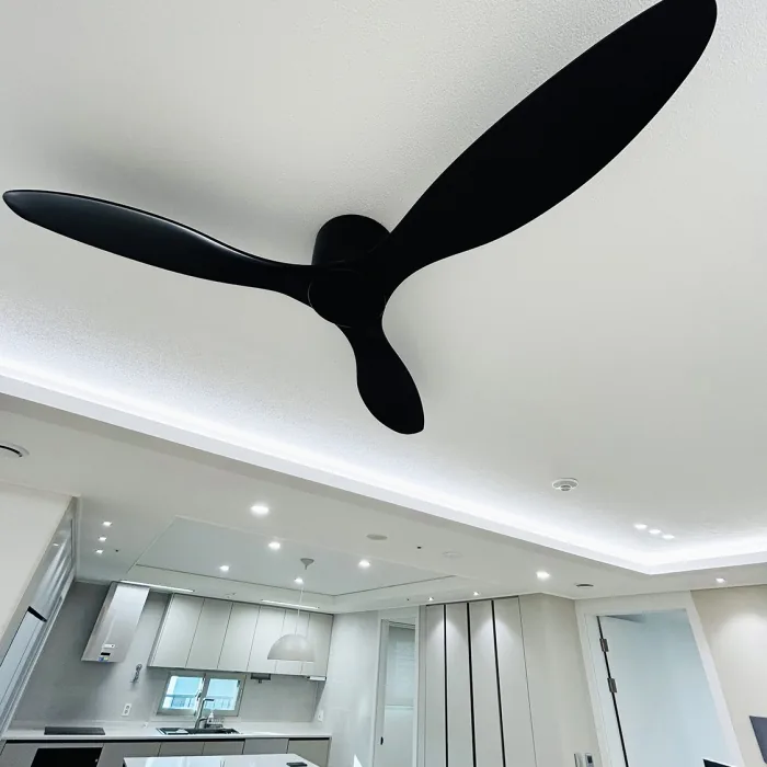 블랙 실링팬으로 세련된 포인트를 준 거실 천장