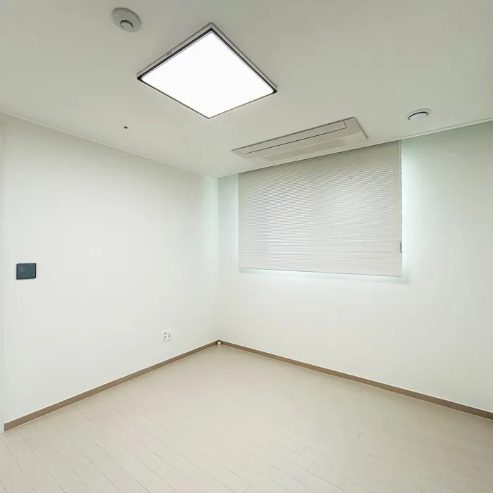 미니멀한 침실 구조와 간결한 마감으로 안정감