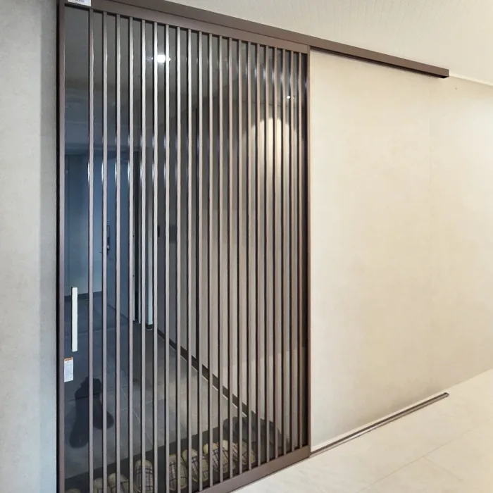 슬림한 슬랫 중문이 공간에 세련된 포인트를 더합니다.